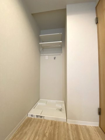 津田沼サニーマンションのランドリースペース|ランドリースペース
洗濯機置き場周辺には、洗剤などを置ける便利なスペースを確保。水回り動線がコンパクトにまとまっており、毎日の洗濯から乾燥までの家事を効率よくこなせます。
