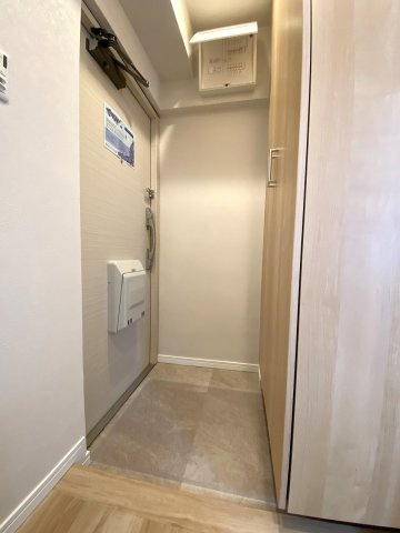 津田沼サニーマンションの玄関|玄関
住まいの顔となる玄関スペース。シューズボックスが完備されており、ご家族の靴をすっきりと収納できます。いつでもお客様を気持ちよくお迎えできる綺麗な玄関です。