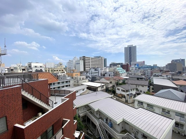 津田沼サニーマンションの展望|眺望
7階部分からの開放的な眺望。周りの視線も気になりにくく、心地よい風と陽光をたっぷりと感じられます。落ち着いた環境で、穏やかな毎日をお過ごしいただけます。