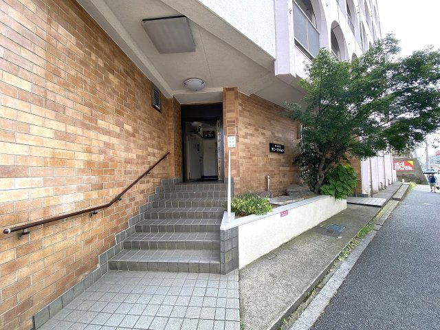 津田沼サニーマンション|エントランス外
清潔感のあるエントランスアプローチ。日常の清掃や手入れが行き届いた管理体制が伺え、居住者の方や訪れる方に安心感を与えてくれます。