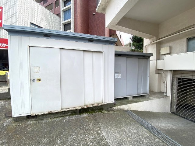 津田沼サニーマンションのその他共用部分|ゴミ捨て場
居住者専用の敷地内ゴミ置き場を完備。敷地外の集積所まで行く手間が省け、忙しい朝や悪天候の日でもスムーズにゴミ出しができる便利な環境です。