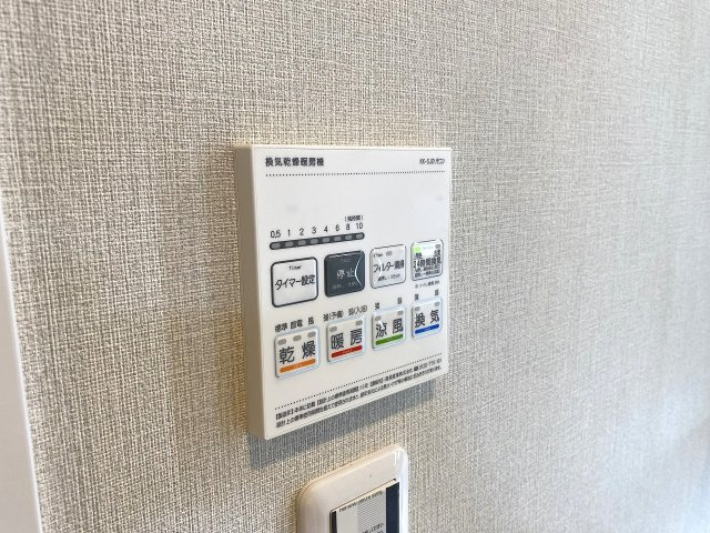 津田沼サニーマンションの冷暖房・空調設備|浴室乾燥機
浴室換気乾燥機付き。雨の日や花粉の季節のお洗濯物を乾かすのに重宝するだけでなく、浴室内の湿気を抑えてカビ予防にも役立つ、毎日の家事を助ける設備です。
