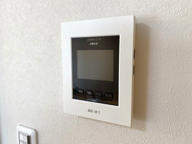 津田沼サニーマンション|TVモニター付きインターフォン
防犯面で心強い「TVモニター付きインターホン」を完備。室内にいながら来訪者の顔と声を確認できるため、小さなお子様のお留守番時でも安心してお過ごしいただけます。