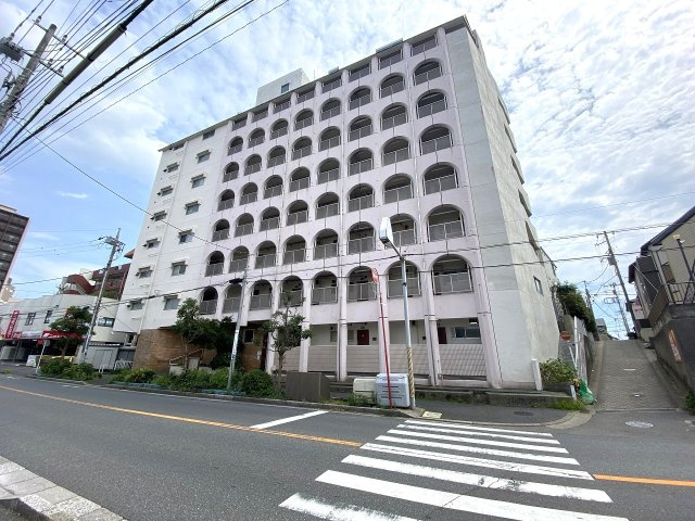 津田沼サニーマンションの外観|外観
JR総武本線「津田沼」駅まで徒歩5分、複数路線が利用可能で、毎日の通勤・通学やお出かけに大変便利な好立地です。