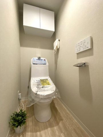 津田沼サニーマンションのトイレ|トイレ新規交換
トイレは新規交換済みで、温水洗浄便座を完備しています。クロスも全面貼り替えられており、毎日気持ちよくお使いいただける、清潔感のある明るい空間です。