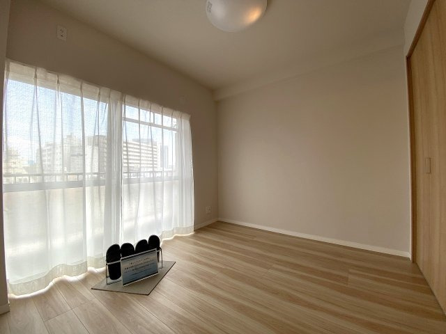 津田沼サニーマンションの子供部屋|洋室4.4帖　（間取り図左下）
間取り図左下・約4.4帖の洋室です。独立した空間で、お子様のお部屋やリモートワーク用のワークスペースにも適しています。綺麗な内装でお好みの家具も映えます。