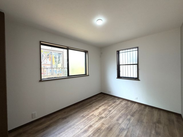 住めちゃうくらい広～い小屋裏収納付き◎３路線利用可の湘南台駅まで徒歩１０分の立地は生活の幅が広がること間違いなし！！中古だからって侮るなかれ！！な、【リノベ／藤沢市湘南台7丁目】中古戸建の洋室|個人の部屋や寝室として使える洋室です