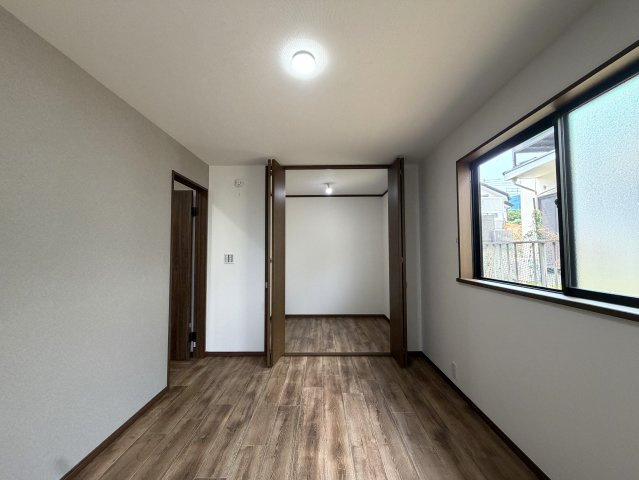住めちゃうくらい広～い小屋裏収納付き◎３路線利用可の湘南台駅まで徒歩１０分の立地は生活の幅が広がること間違いなし！！中古だからって侮るなかれ！！な、【リノベ／藤沢市湘南台7丁目】中古戸建の洋室|きれいな洋室です