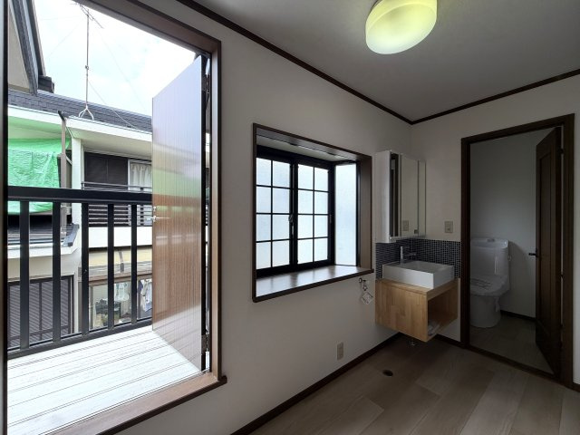 住めちゃうくらい広～い小屋裏収納付き◎３路線利用可の湘南台駅まで徒歩１０分の立地は生活の幅が広がること間違いなし！！中古だからって侮るなかれ！！な、【リノベ／藤沢市湘南台7丁目】中古戸建のランドリースペース