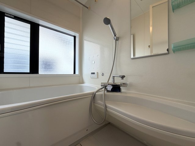 住めちゃうくらい広～い小屋裏収納付き◎３路線利用可の湘南台駅まで徒歩１０分の立地は生活の幅が広がること間違いなし！！中古だからって侮るなかれ！！な、【リノベ／藤沢市湘南台7丁目】中古戸建の浴室|ゆったり過ごせるお風呂です
