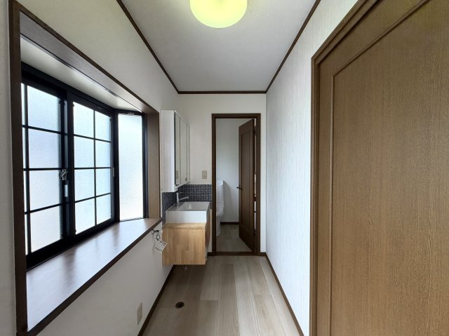 住めちゃうくらい広～い小屋裏収納付き◎３路線利用可の湘南台駅まで徒歩１０分の立地は生活の幅が広がること間違いなし！！中古だからって侮るなかれ！！な、【リノベ／藤沢市湘南台7丁目】中古戸建の独立洗面台|独立洗面台です