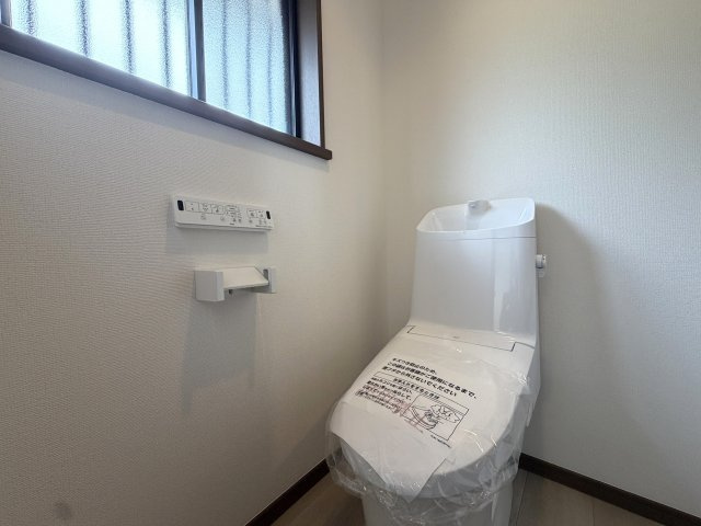 住めちゃうくらい広～い小屋裏収納付き◎３路線利用可の湘南台駅まで徒歩１０分の立地は生活の幅が広がること間違いなし！！中古だからって侮るなかれ！！な、【リノベ／藤沢市湘南台7丁目】中古戸建のトイレ|ゆったりとした空間のトイレです