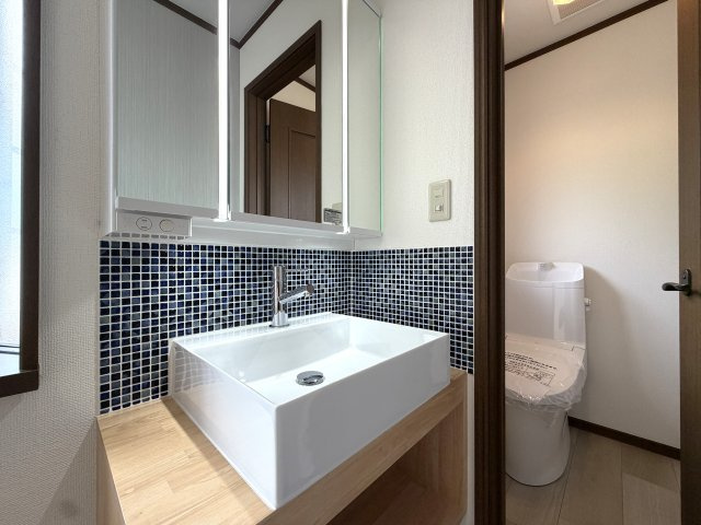 住めちゃうくらい広～い小屋裏収納付き◎３路線利用可の湘南台駅まで徒歩１０分の立地は生活の幅が広がること間違いなし！！中古だからって侮るなかれ！！な、【リノベ／藤沢市湘南台7丁目】中古戸建の独立洗面台|独立洗面台で身支度をすべて済ませてしまいましょう
