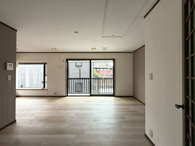 住めちゃうくらい広～い小屋裏収納付き◎３路線利用可の湘南台駅まで徒歩１０分の立地は生活の幅が広がること間違いなし！！中古だからって侮るなかれ！！な、【リノベ／藤沢市湘南台7丁目】中古戸建の居間・リビング|ゆったり過ごせる居間です