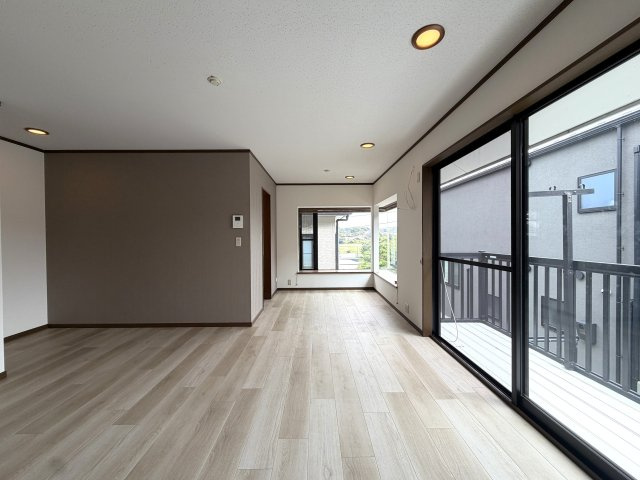 住めちゃうくらい広～い小屋裏収納付き◎３路線利用可の湘南台駅まで徒歩１０分の立地は生活の幅が広がること間違いなし！！中古だからって侮るなかれ！！な、【リノベ／藤沢市湘南台7丁目】中古戸建の居間・リビング|おしゃれなリビングです