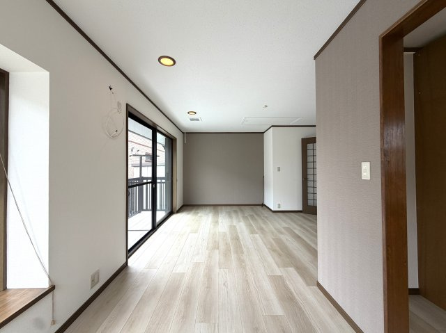 住めちゃうくらい広～い小屋裏収納付き◎３路線利用可の湘南台駅まで徒歩１０分の立地は生活の幅が広がること間違いなし！！中古だからって侮るなかれ！！な、【藤沢市湘南台７丁目】リノベーション戸建の居間・リビング|使いやすい居間です