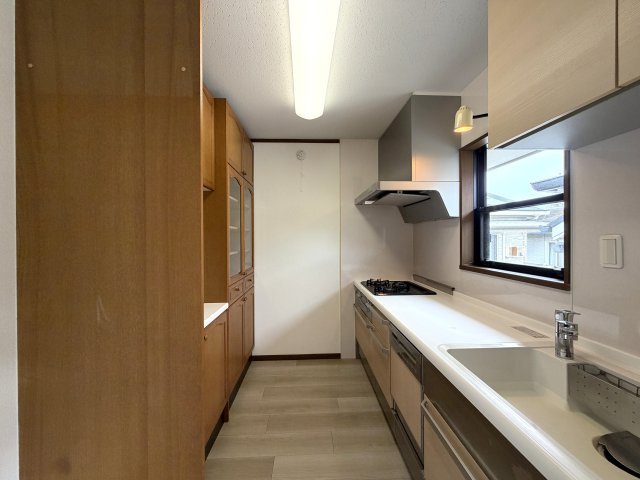 住めちゃうくらい広～い小屋裏収納付き◎３路線利用可の湘南台駅まで徒歩１０分の立地は生活の幅が広がること間違いなし！！中古だからって侮るなかれ！！な、【藤沢市湘南台７丁目】リノベーション戸建のキッチン|キッチンでお料理をお楽しみください