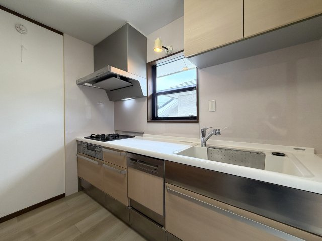 住めちゃうくらい広～い小屋裏収納付き◎３路線利用可の湘南台駅まで徒歩１０分の立地は生活の幅が広がること間違いなし！！中古だからって侮るなかれ！！な、【リノベ／藤沢市湘南台7丁目】中古戸建のキッチン|お料理しやすいキッチンです
