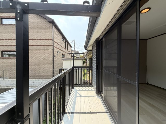住めちゃうくらい広～い小屋裏収納付き◎３路線利用可の湘南台駅まで徒歩１０分の立地は生活の幅が広がること間違いなし！！中古だからって侮るなかれ！！な、【藤沢市湘南台７丁目】リノベーション戸建のバルコニー|開放的で明るい空間を演出してくれるバルコニーです