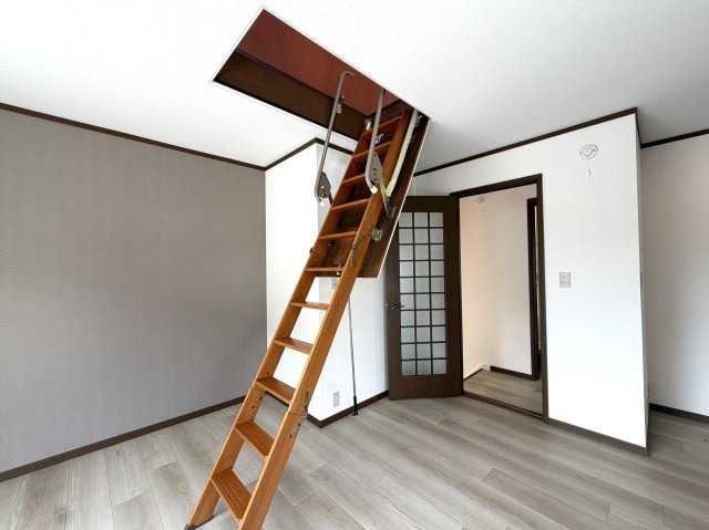 住めちゃうくらい広～い小屋裏収納付き◎３路線利用可の湘南台駅まで徒歩１０分の立地は生活の幅が広がること間違いなし！！中古だからって侮るなかれ！！な、【リノベ／藤沢市湘南台7丁目】中古戸建の内装|中はこのようになっています