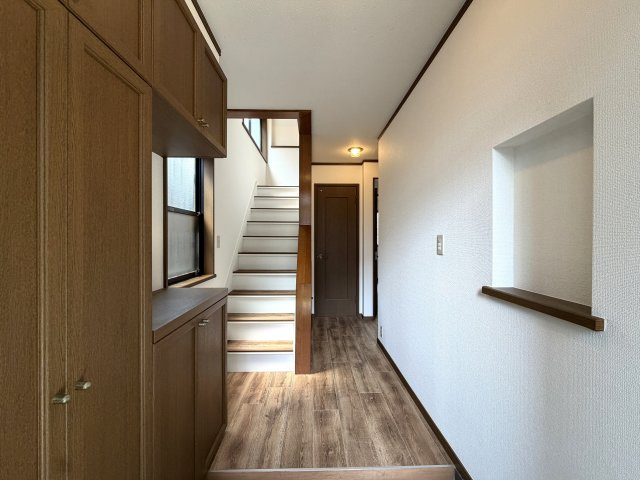 住めちゃうくらい広～い小屋裏収納付き◎３路線利用可の湘南台駅まで徒歩１０分の立地は生活の幅が広がること間違いなし！！中古だからって侮るなかれ！！な、【リノベ／藤沢市湘南台7丁目】中古戸建の玄関|収納もある玄関です