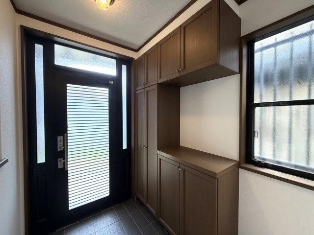住めちゃうくらい広～い小屋裏収納付き◎３路線利用可の湘南台駅まで徒歩１０分の立地は生活の幅が広がること間違いなし！！中古だからって侮るなかれ！！な、【リノベ／藤沢市湘南台7丁目】中古戸建の玄関|明るい玄関です