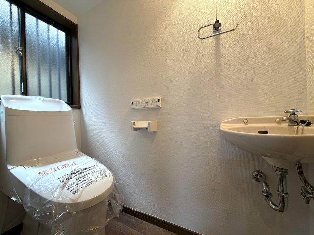 住めちゃうくらい広～い小屋裏収納付き◎３路線利用可の湘南台駅まで徒歩１０分の立地は生活の幅が広がること間違いなし！！中古だからって侮るなかれ！！な、【リノベ／藤沢市湘南台7丁目】中古戸建のトイレ|落ち着いたトイレです