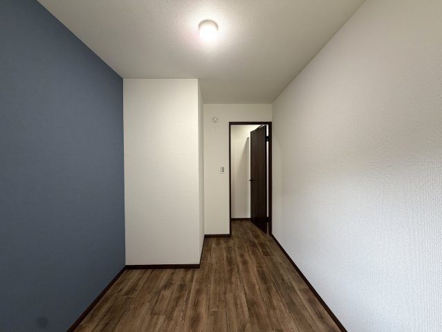 住めちゃうくらい広～い小屋裏収納付き◎３路線利用可の湘南台駅まで徒歩１０分の立地は生活の幅が広がること間違いなし！！中古だからって侮るなかれ！！な、【リノベ／藤沢市湘南台7丁目】中古戸建の洋室|ゆったりした洋室です