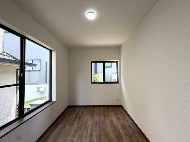 住めちゃうくらい広～い小屋裏収納付き◎３路線利用可の湘南台駅まで徒歩１０分の立地は生活の幅が広がること間違いなし！！中古だからって侮るなかれ！！な、【リノベ／藤沢市湘南台7丁目】中古戸建の洋室|スタンダードな洋室です