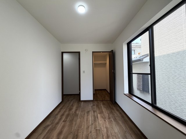 住めちゃうくらい広～い小屋裏収納付き◎３路線利用可の湘南台駅まで徒歩１０分の立地は生活の幅が広がること間違いなし！！中古だからって侮るなかれ！！な、【リノベ／藤沢市湘南台7丁目】中古戸建の洋室|落ち着いた色調の洋室です