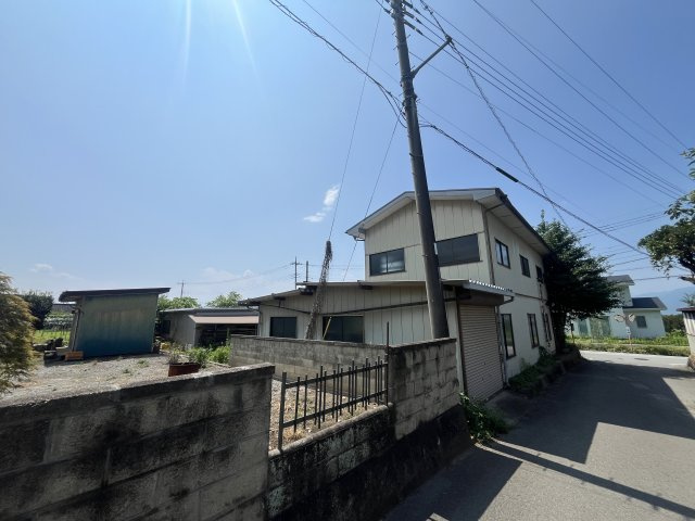 笛吹市八代町竹居　中古一戸建て・倉庫の前面道路含む現地写真