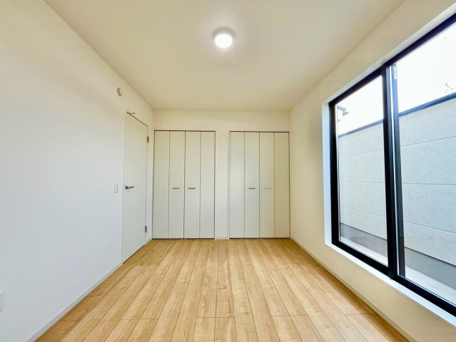 【仲介手数料無料】所沢市花園9期―新築分譲住宅―限定1棟の洋室|6.3帖の主寝室。
バルコニーに面した大きな窓は、明るい光をたっぷり取り込みます。