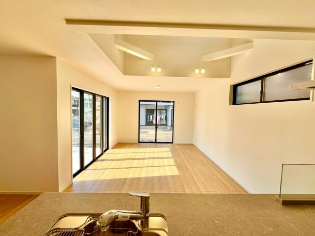 【仲介手数料無料】所沢市花園9期―新築分譲住宅―限定1棟の居間・リビング|キッチンからリビングまで一直線に繋がる動線に優れたLDK。料理をしながらでも家族との会話が弾み、配膳や片付けもスムーズに行える家事効率と家族の繋がりを考えた設計です。