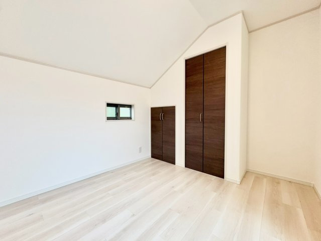 中野区上鷺宮1丁目　中古戸建の洋室|現地写真（2026.08.03撮影）

現地ご見学希望・資料請求などお気軽にお問い合わせ下さい！
03-5990-5201