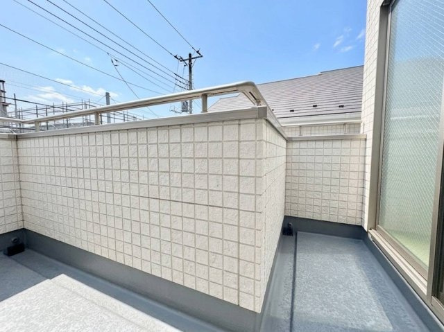 中野区上鷺宮1丁目　中古戸建のバルコニー|現地写真（2026.08.03撮影）

現地ご見学希望・資料請求などお気軽にお問い合わせ下さい！
03-5990-5201