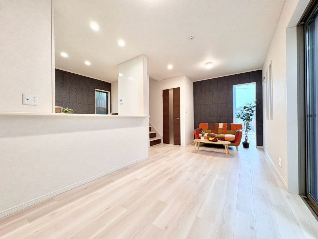 中野区上鷺宮1丁目　中古戸建の居間・リビング|現地写真（2026.08.03撮影）

現地ご見学希望・資料請求などお気軽にお問い合わせ下さい！
03-5990-5201