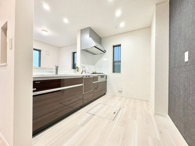 中野区上鷺宮1丁目　中古戸建のキッチン|現地写真（2026.08.03撮影）

現地ご見学希望・資料請求などお気軽にお問い合わせ下さい！
03-5990-5201