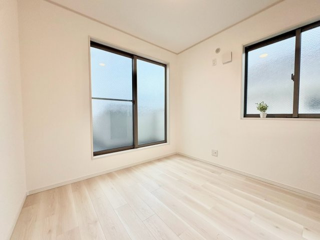 中野区上鷺宮1丁目　中古戸建の洋室|現地写真（2026.08.03撮影）

現地ご見学希望・資料請求などお気軽にお問い合わせ下さい！
03-5990-5201