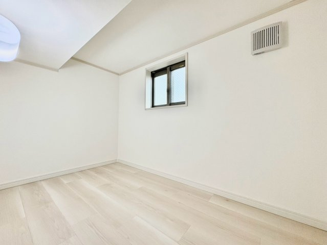 中野区上鷺宮1丁目　中古戸建の洋室|現地写真（2026.08.03撮影）

現地ご見学希望・資料請求などお気軽にお問い合わせ下さい！
03-5990-5201