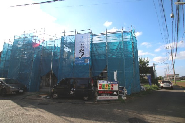 【Heartfull Town】小平鈴木町７期の外観|敷地内にはセカンドカーや来客用に重宝する並列2台分のカースペースを確保（車種による）。