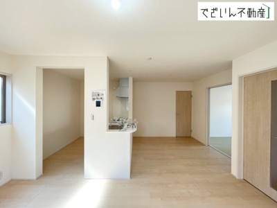 【居間・リビング】 | Livele Garden.S北本市石戸　新築住宅 | 広がるやすらぎのプライベート空間。大きい窓から射しこむ眩い光が、広々としたリビング空間を鮮やかに映し出します。
現地(2026年8月撮影)