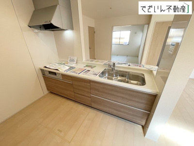 【キッチン】 | Livele Garden.S北本市石戸　新築住宅 | ご家族みんなで調理ができる位のスペースを実現したキッチン空間となっております。みんなで作った料理を召し上がりながらの会話は、自然と笑いが絶えない空間がそこに広がります。
現地(2026年8月撮影)