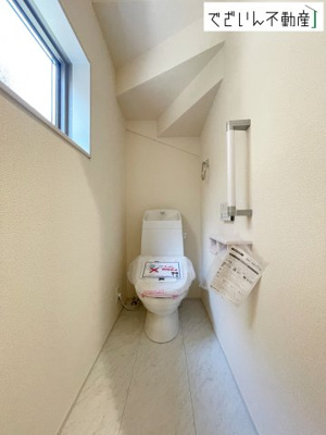 【トイレ】 | Livele Garden.S北本市石戸　新築住宅 | シンプルで清潔感のある空間は、毎日使う場所だからこそ嬉しい。家族みんなが快適に過ごせる工夫が詰まっています。
現地(2026年8月撮影)