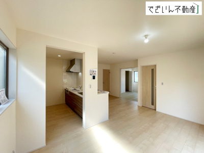 【居間・リビング】 | Livele Garden.S北本市石戸　新築住宅 | 和室と隣接したリビングは、遊び場にもお昼寝スペースにも。育児と家族時間が無理なく両立できる、優しい間取りです。
現地(2026年8月撮影)