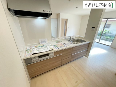 【キッチン】 | Livele Garden.S北本市石戸　新築住宅 | 共働きでも無理なく使える効率的なレイアウト。夕食の準備も、家族の会話を楽しみながら進められる、心地よいキッチンです。
現地(2026年8月撮影)