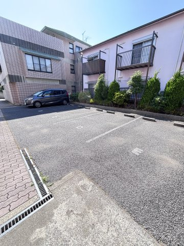 ルミエールＡＩＮＯＫＡＷＡの駐車場