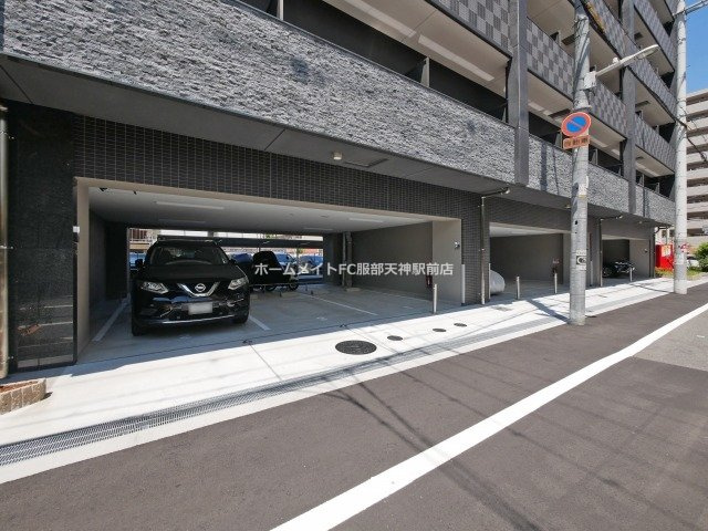 ファステート難波ヴィラントの駐車場