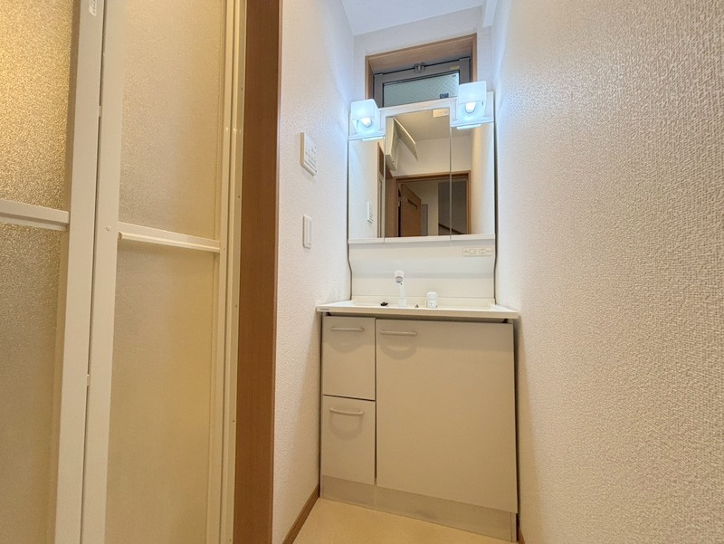 川口市飯塚3丁目戸建ての独立洗面台|洗面化粧台/3面鏡で身支度に便利です！