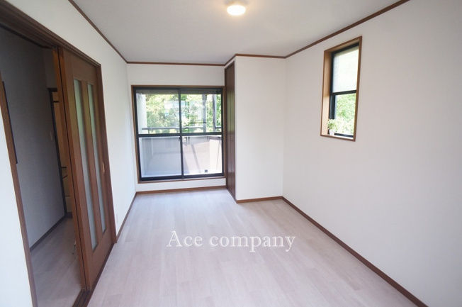 【寝室】 | 八尾市上之島町南1丁目 | 【2階：洋室7帖】両面ベランダ付きのお部屋です☆