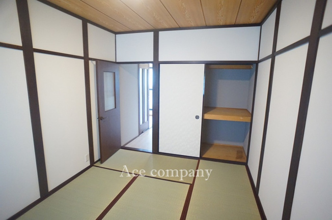 【寝室】 | 八尾市上之島町南1丁目 | 【2階：和室6帖】押し入れ完備です♪